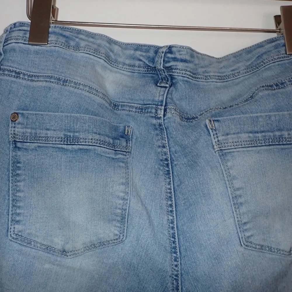 Bandolino Millie Ankle Women's Raw Hem Distressed Light Wash Jeans size 16 - Image 5