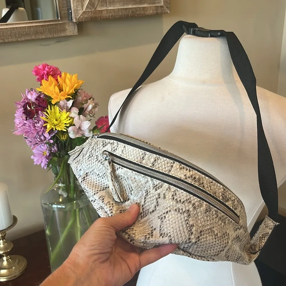 Snakeskin Print Crossbody Bag Black - Image 4