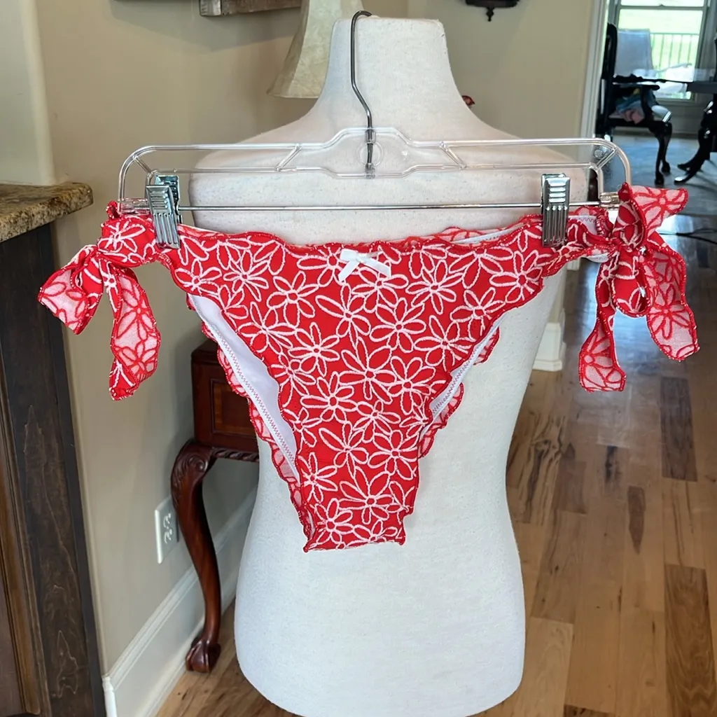 Red White Embroidered Flower Bikini Set Ruffle Size undefined - Image 6