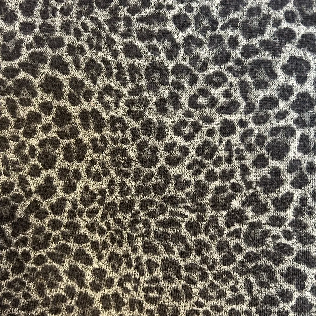 Lighter Weight Leopard 🐆 or Cheetah 🐆 Sweater, Very Good Condition - Image 6