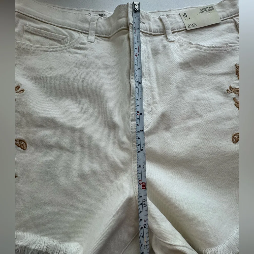 NWT a.n.a. Women's Cream Embroidered Shorts Size 18 - Image 8