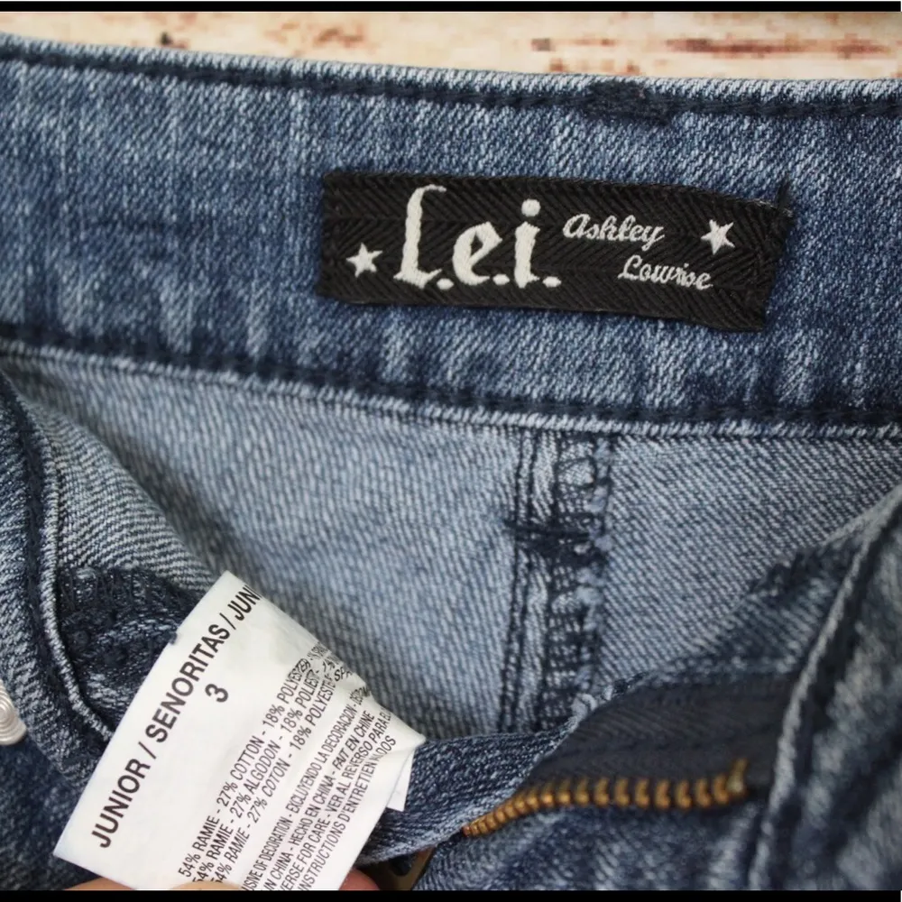 L.E.I. | low rise blue jean raw hem shorts Size undefined - Image 5