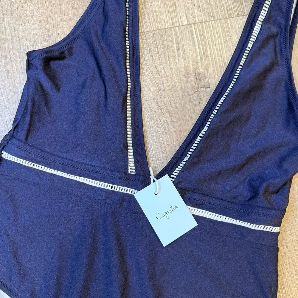 Cupshe  NWT Navy and White Deep V Swimsuit (M) - Image 3