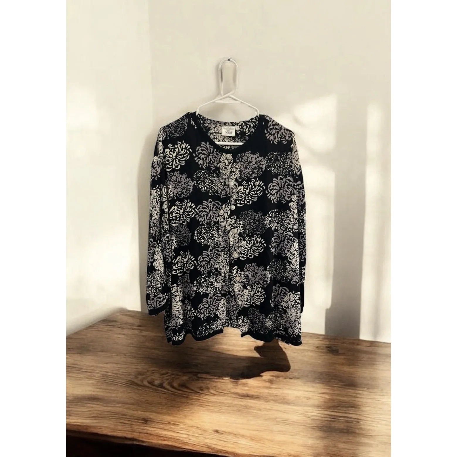 Very Vineyard Black and White Button Down Long Sleeve Boho Classic Chic Feminine Size M - Image 5