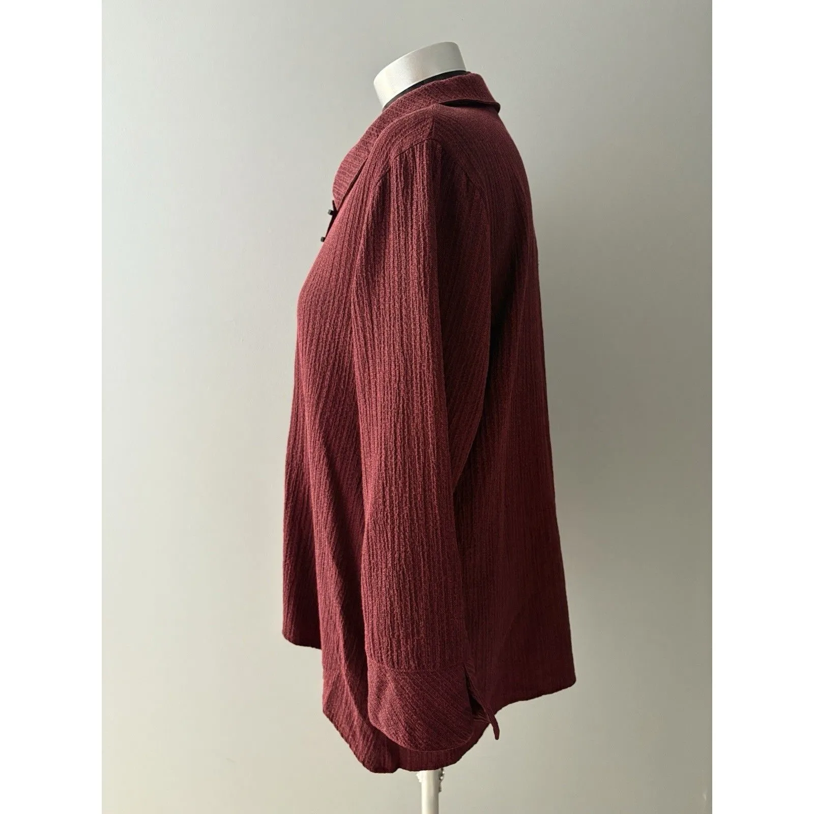 Habitat Seersucker Swing Top Size M Burgundy Elongated Buttons Lightweight Artsy - Image 4