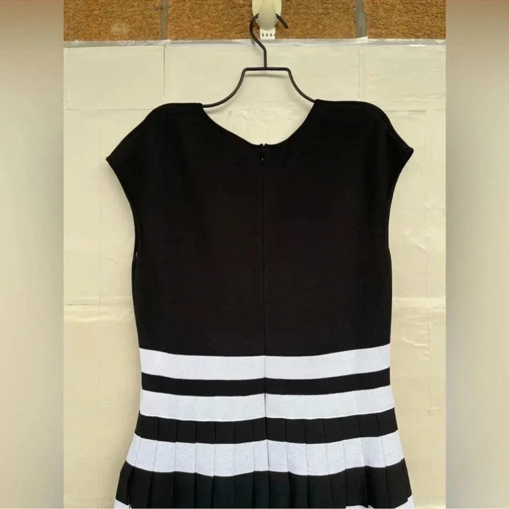 CAROLINA HERRERA Striped Cap-sleeve
Pleated Dress size large - Image 12
