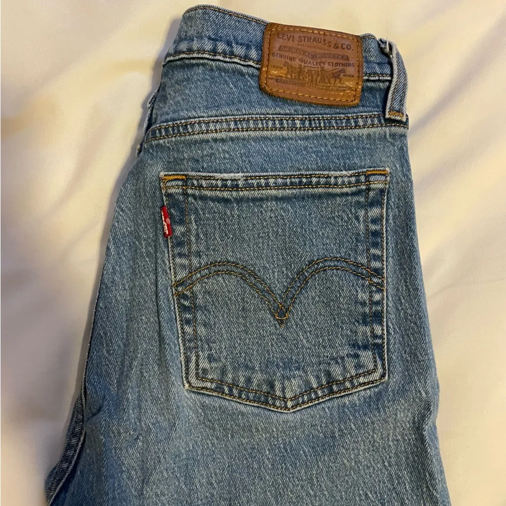 Levi’s Wedgie Straight High Rise Jeans Ripped Knee Size 27 - Image 2