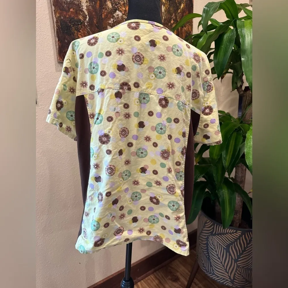 EUC Cherokee top scrub flowers size 2xl short sleeve - Image 2