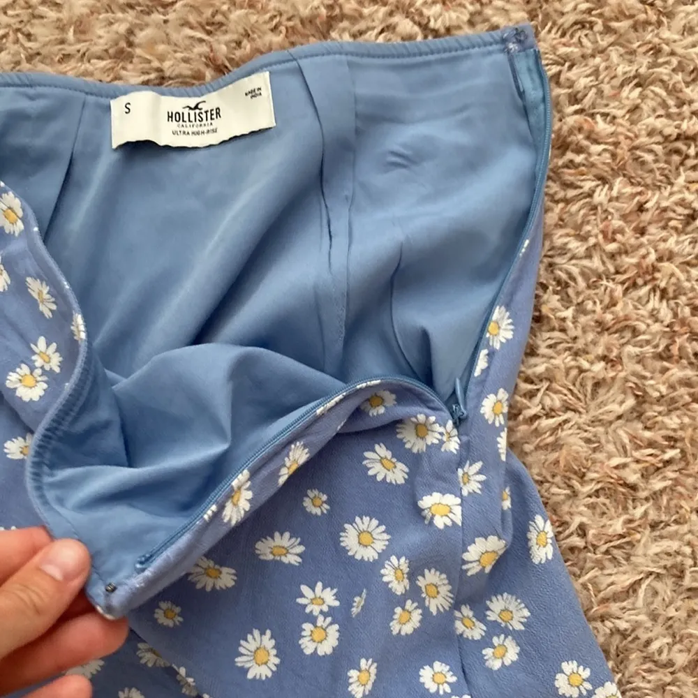 Hollister daisy print mini skirt sz S - Image 3