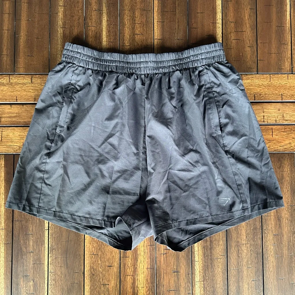 Gymshark WOVEN POCKET SHORTS size medium in black - Image 2
