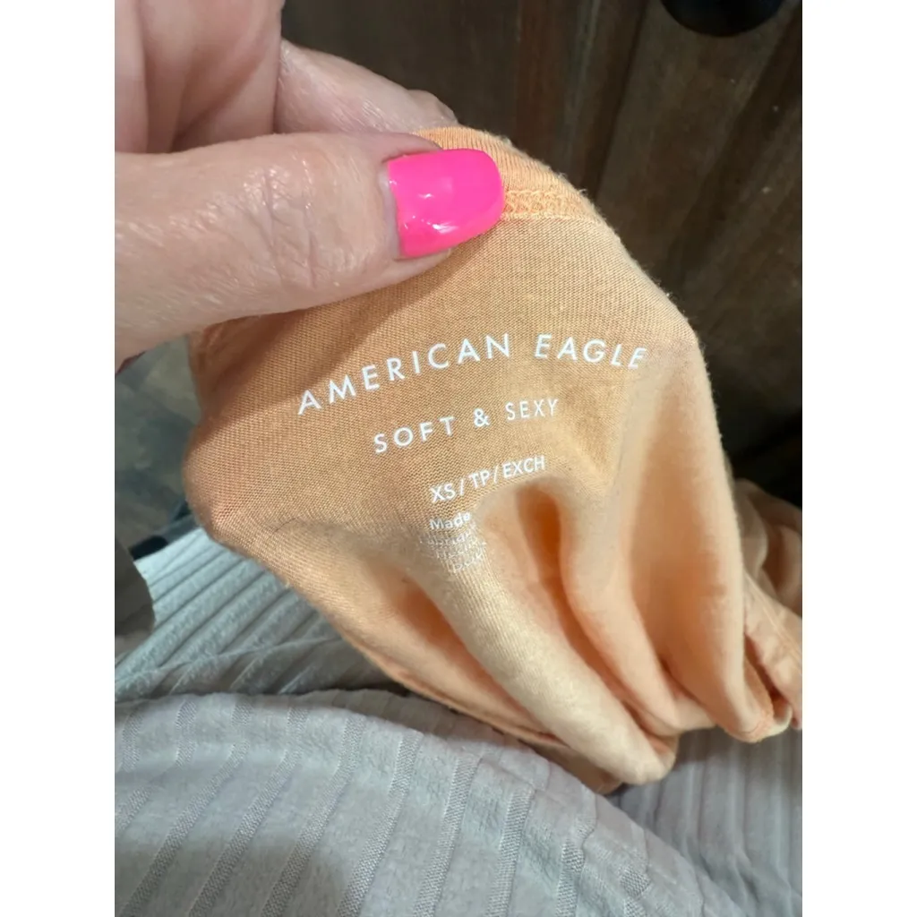 Women's American Eagle Peach Short Sleeve V-Neck T-Shirt XS - Image 8