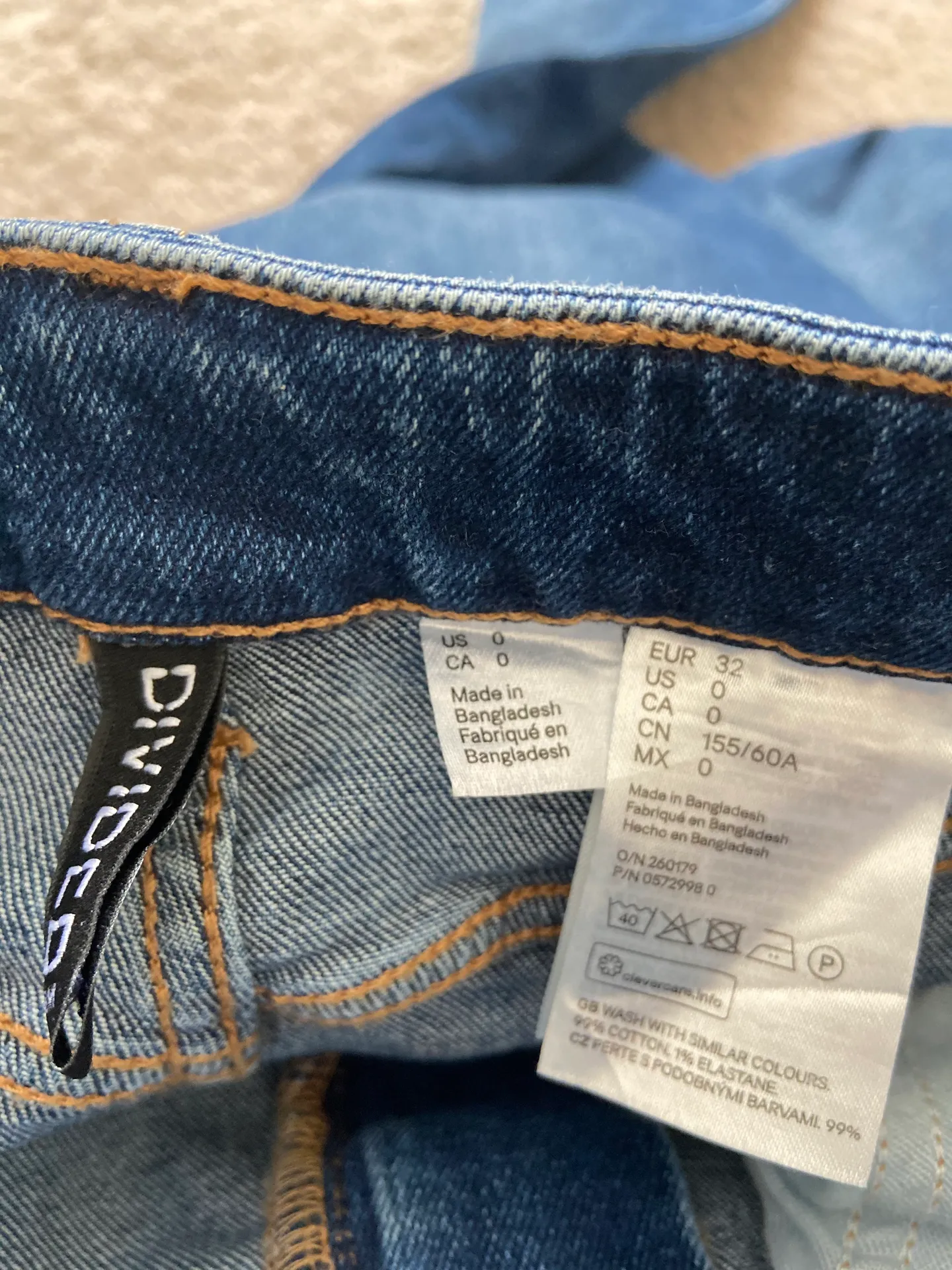 H&M Highwasted Mom Jeans - Image 5