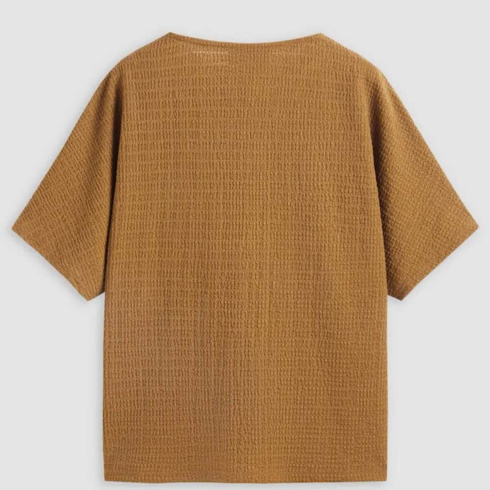 ROUND NECKLINE TEXTURED KNOTTEL.
SHORT SLEEVE TEE - Image 3