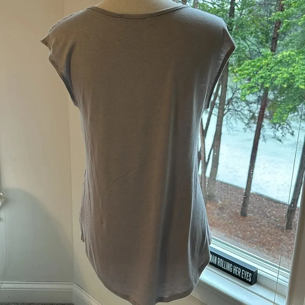 Staccato Mixed Media, Hi-lo Top, Medium, Like new condition - Image 4