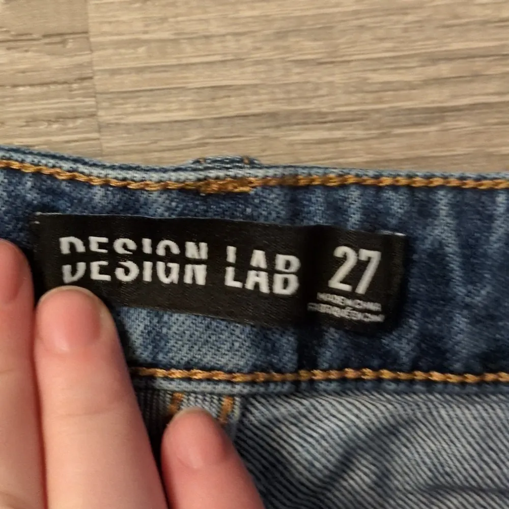 Design Lab Lord & Taylor Distressed Fringe Floral Denim Shorts Size 27 Blue - Image 2