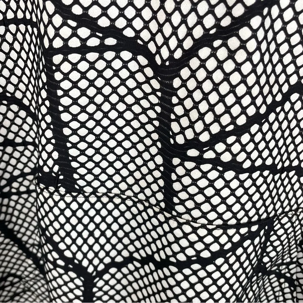 Beyond Yoga Chromatic Quarter Zip Windbreaker Hoodie Black and White Size Medium - Image 4