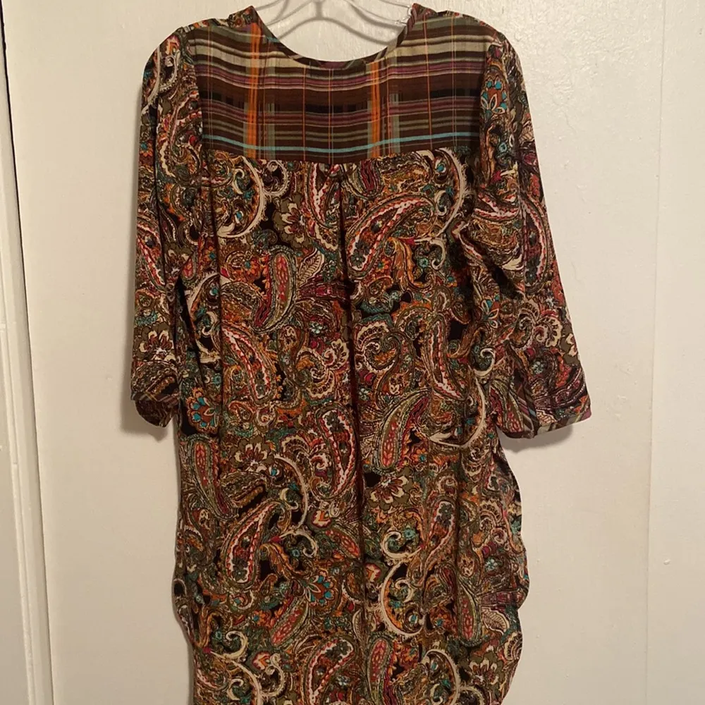 Figueroa & Flower Paisley High Low Split Seam Tunic Blouse - Image 4