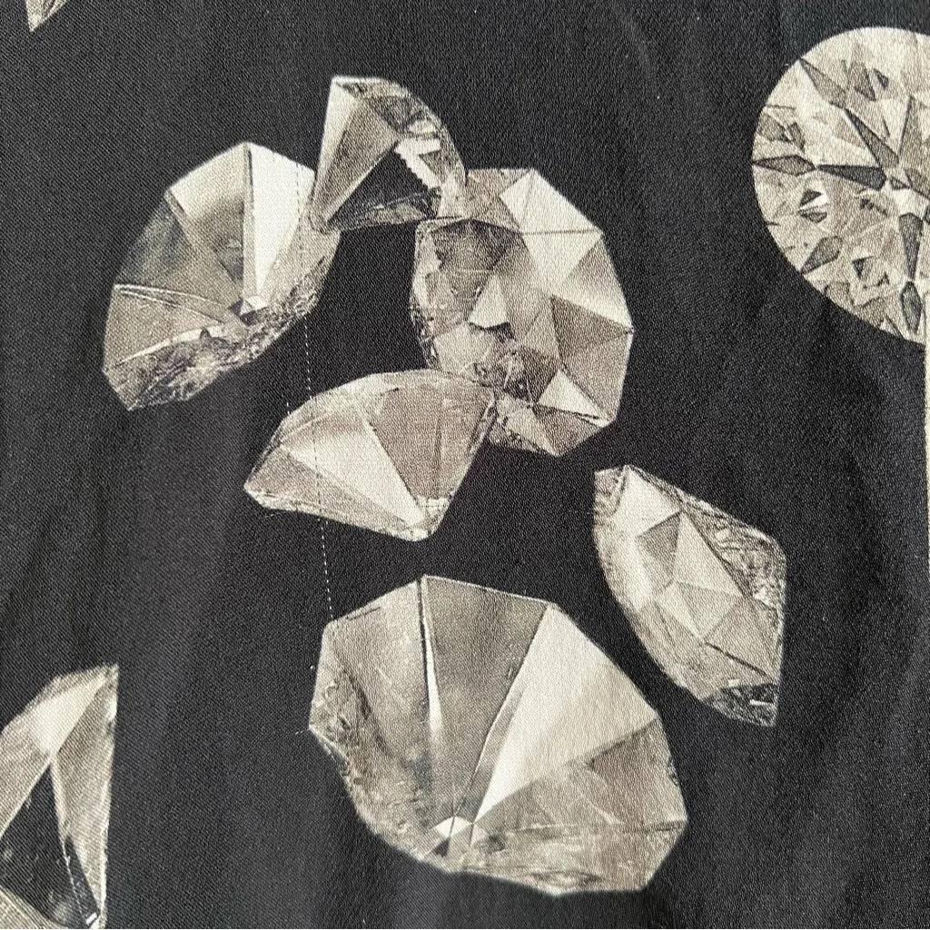 L'AGENCE DIAMOND NINA BLACK SILK BUTTON-FRONT BLOUSE IN BLACK MULTI DIAMOND L - Image 5