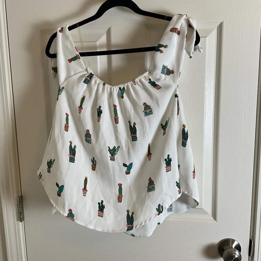 DO+BE Women's Off-Shoulder Cactus Print Top size medium - Image 9