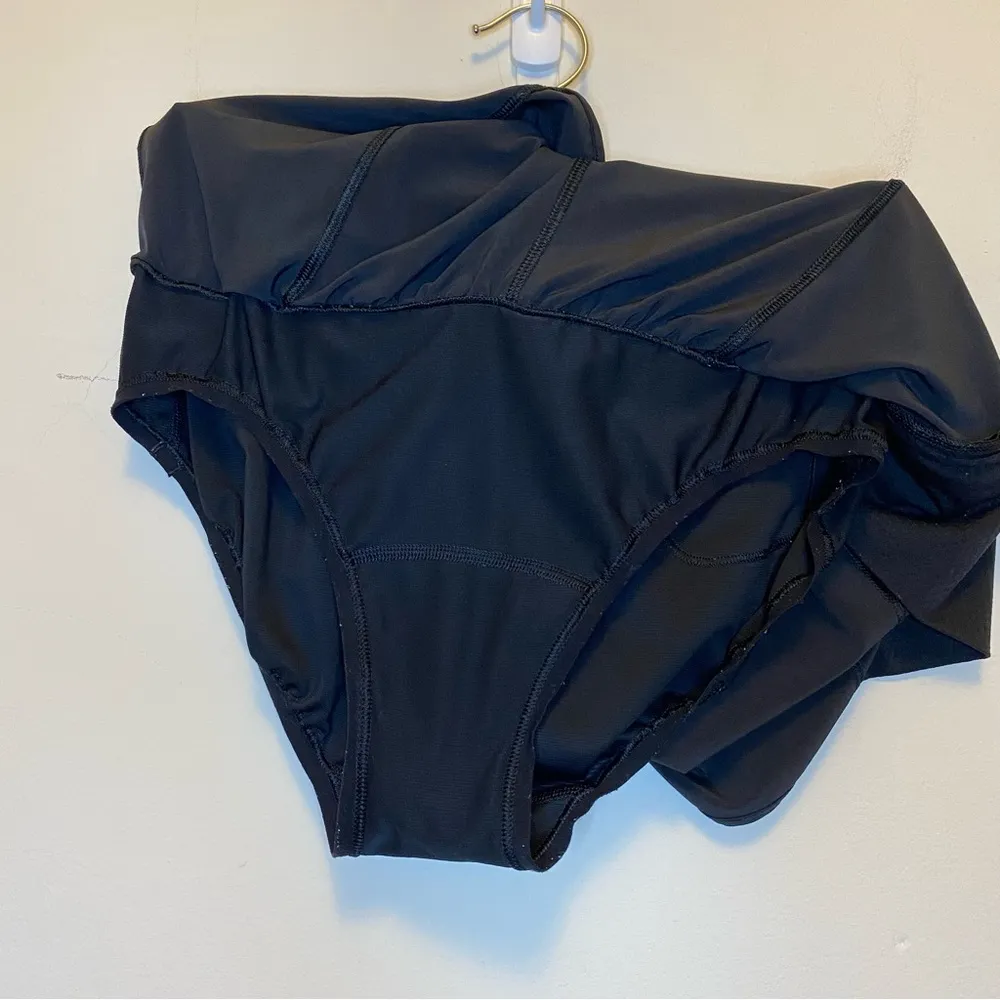 LULULEMON Hotty Hot Lined Actibeve Short II *Long 4" in
Black Sz 6 Tall - Image 12