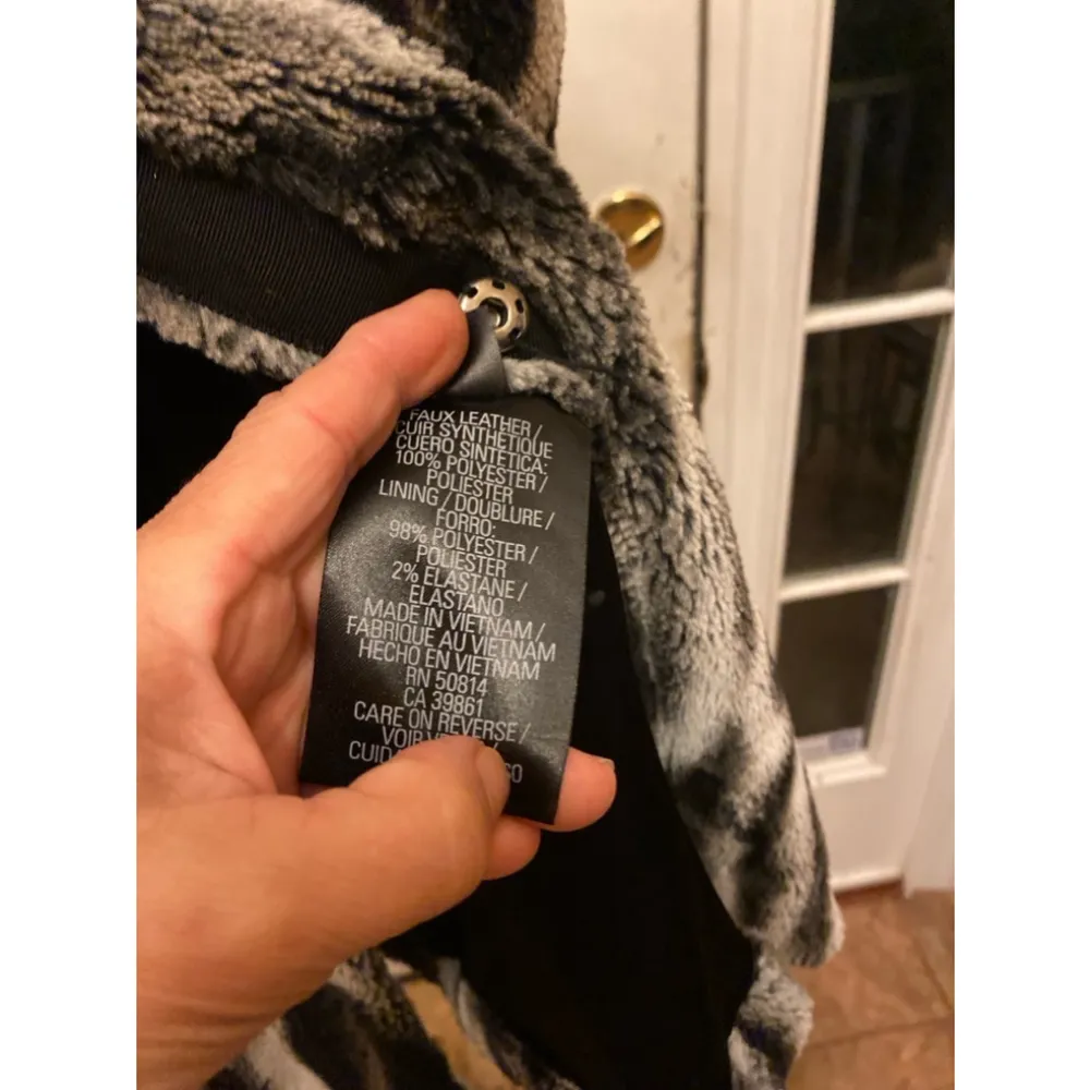 Tahari faux fur snap closure shawl collar size L - Image 5