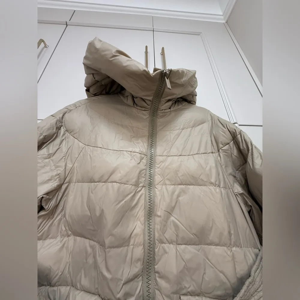 Women’s light brown beige puffer jacket with belt size small Tan - Image 11