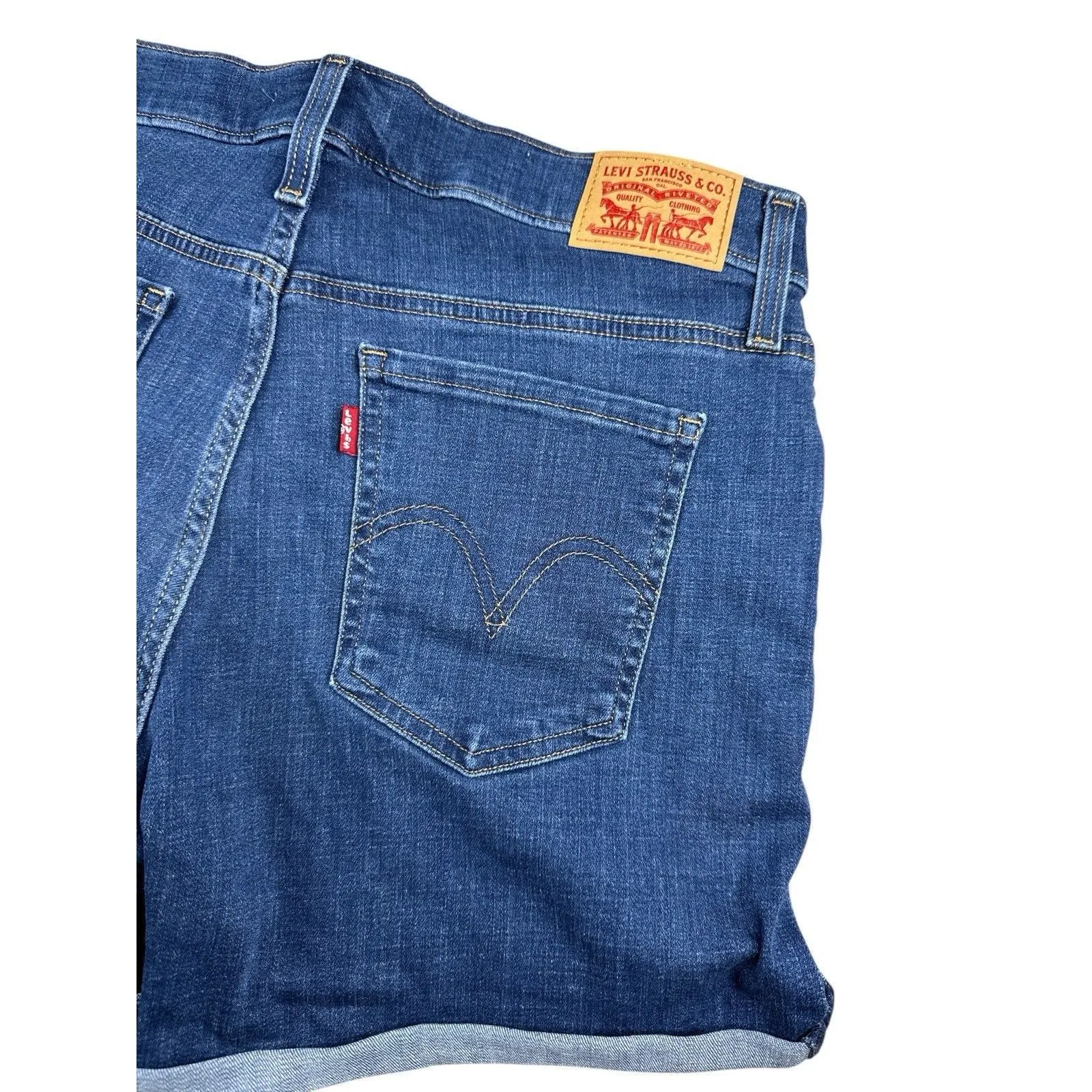 Levi’s Mid Length Denim Super Soft Short Size 30‎ Women’s Medium Wash Cuffed - Image 3