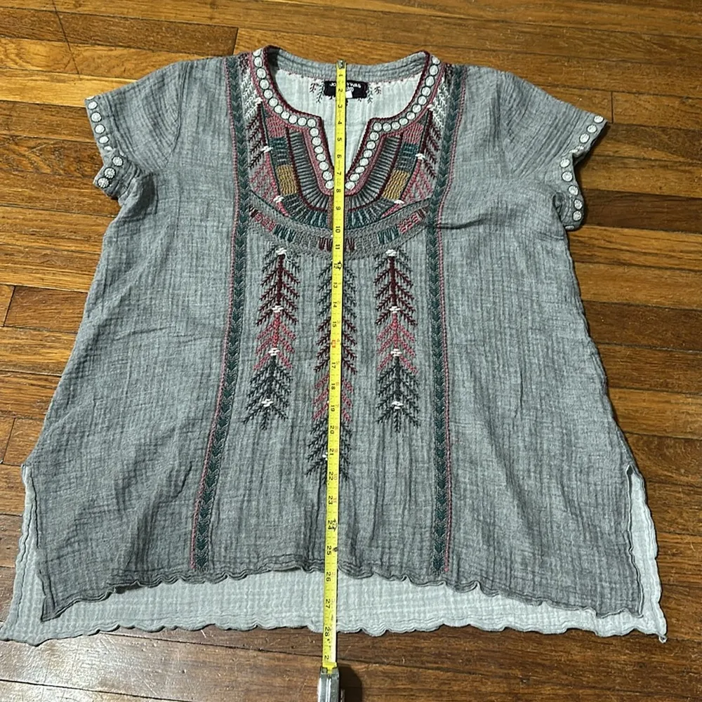 Johnny Was Workshop Gray Short Sleeve Embroidered Tunic Style Blouse, Large - Image 7