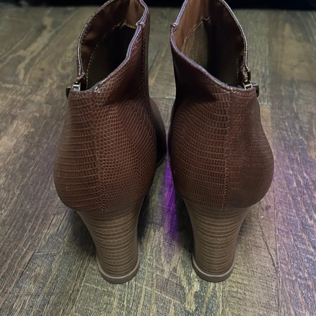 Journee Collection Women's Glam Wedge Booties snakeskin Size 12 Brown - Image 2