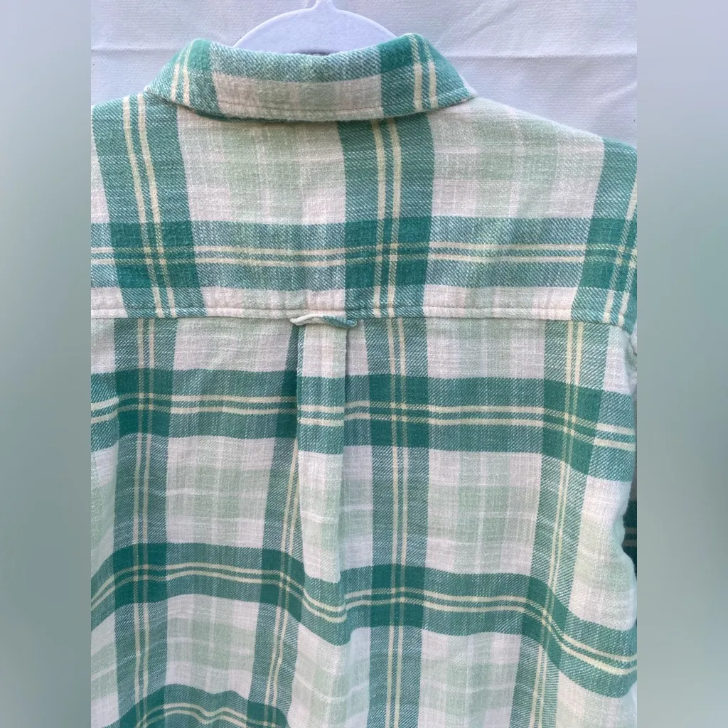 AE Cozy Cropped Flannel Shirt Size M in a mint Green & Creme Plaid Pattern - Image 9