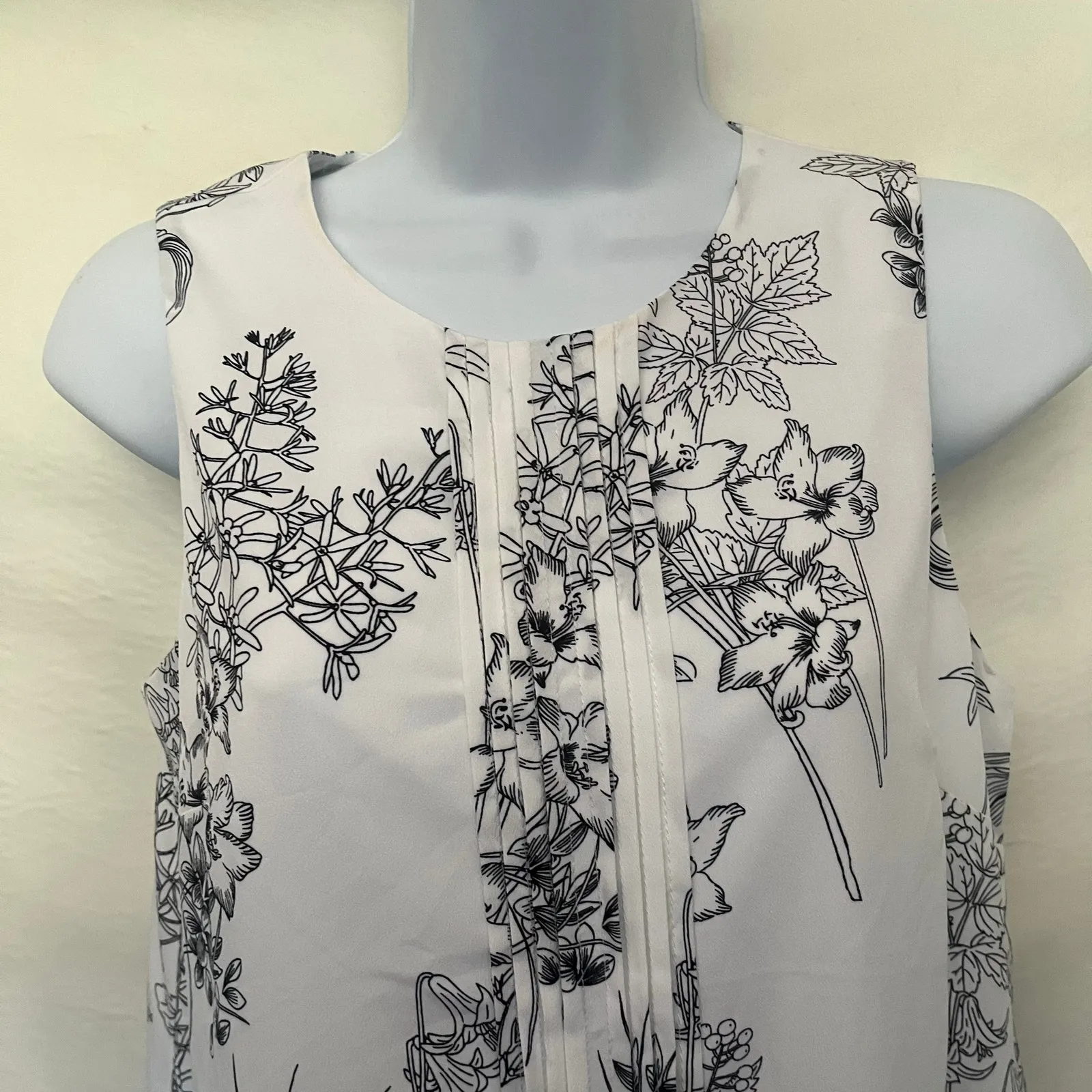 Banana Republic Shift Dress Sz 4P Monochrome Office Botanical Pleated Minimalist - Image 2