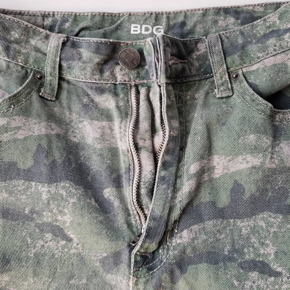 BDG Womens Shorts Size 28w High Rise Dree Cheeky Camo Denim Booty Jean Fray hem - Image 8