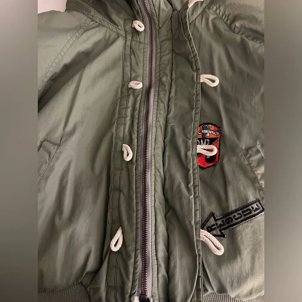East West by The Panda Group Vintage Military Green Patch Bomber Jacket Hoody Size M - Image 7