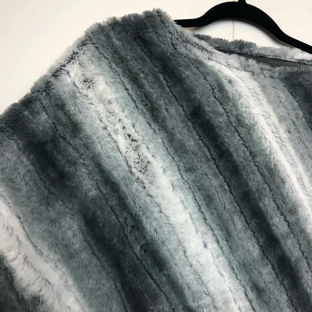 Faux Fur Multi Gray Stripe Pullover Poncho NWT Size undefined - Image 3
