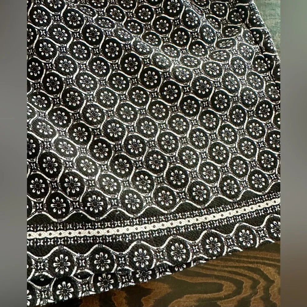 Woman’s Max Studio Pull-On Shorts Black Cream (163) - Image 3