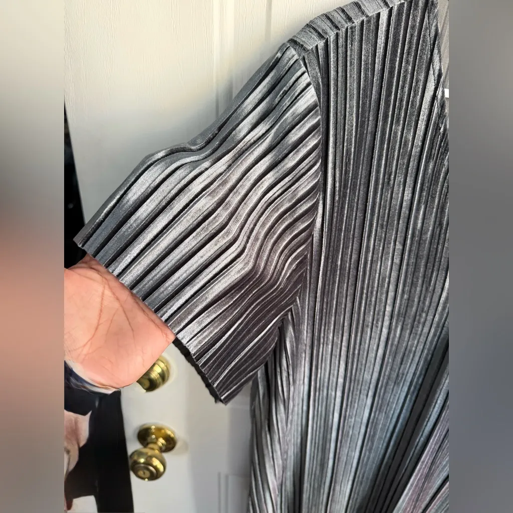 LILLA P Metallic Pleated Shift Dress Gray Silver V - Image 5