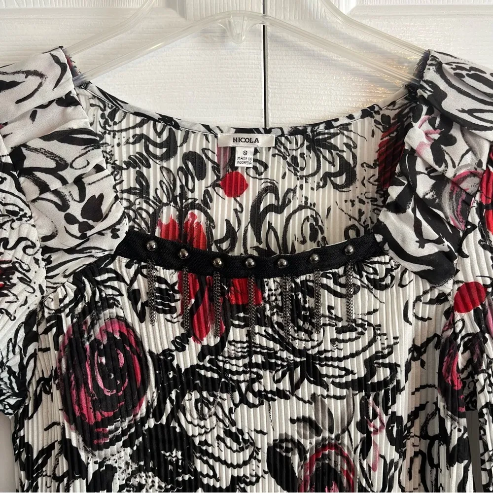 Nicola Tunic Women’s Sz 8 Floral Multicolor Bell Sleeves Pleated, chain accent Black - Image 3