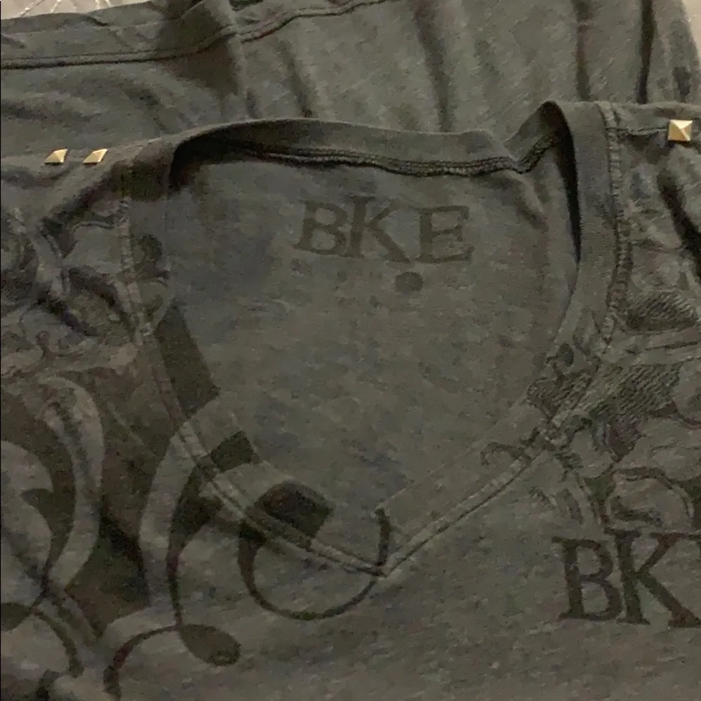 Ladies sz Large BKE Top Grey V Neck Soft Shirt - Image 4