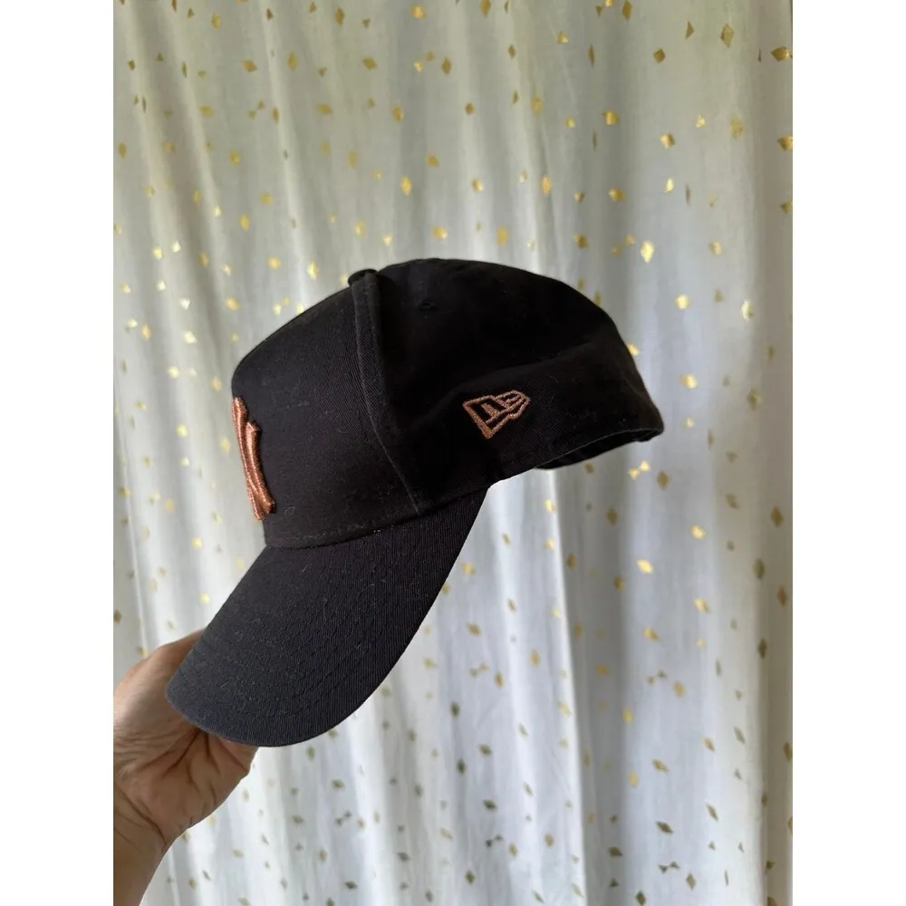 New York Yankees Women's Metallic Rose Gold New Era 9Forty Strap Back Hat Cap Black - Image 3