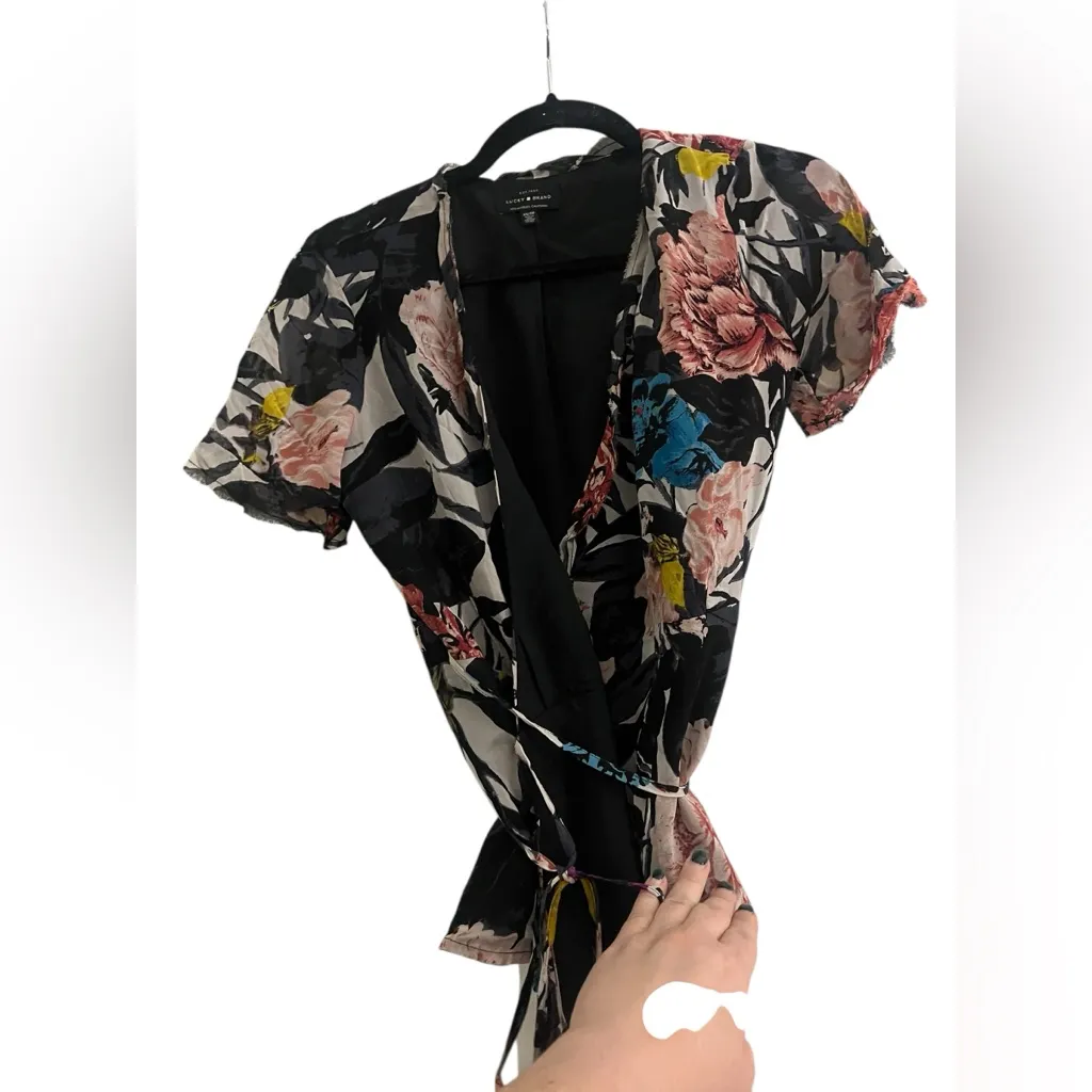 Lucky Brand
LUCKY BRAND ABSTRACT FLORAL
WRAP SHIRT size XS - Image 4