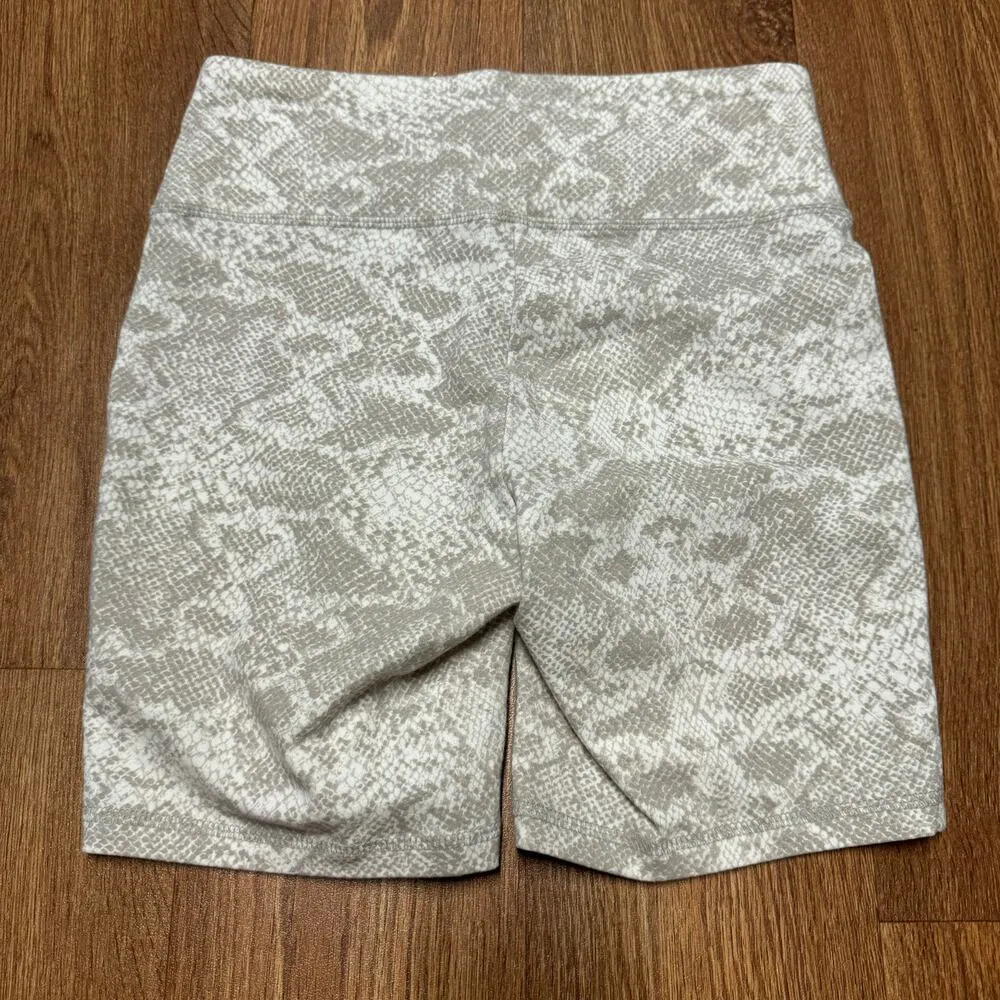 Juicy Couture Sport Snake Print 6.5" Bike Shorts Yoga Size Small Cream Gray - Image 2