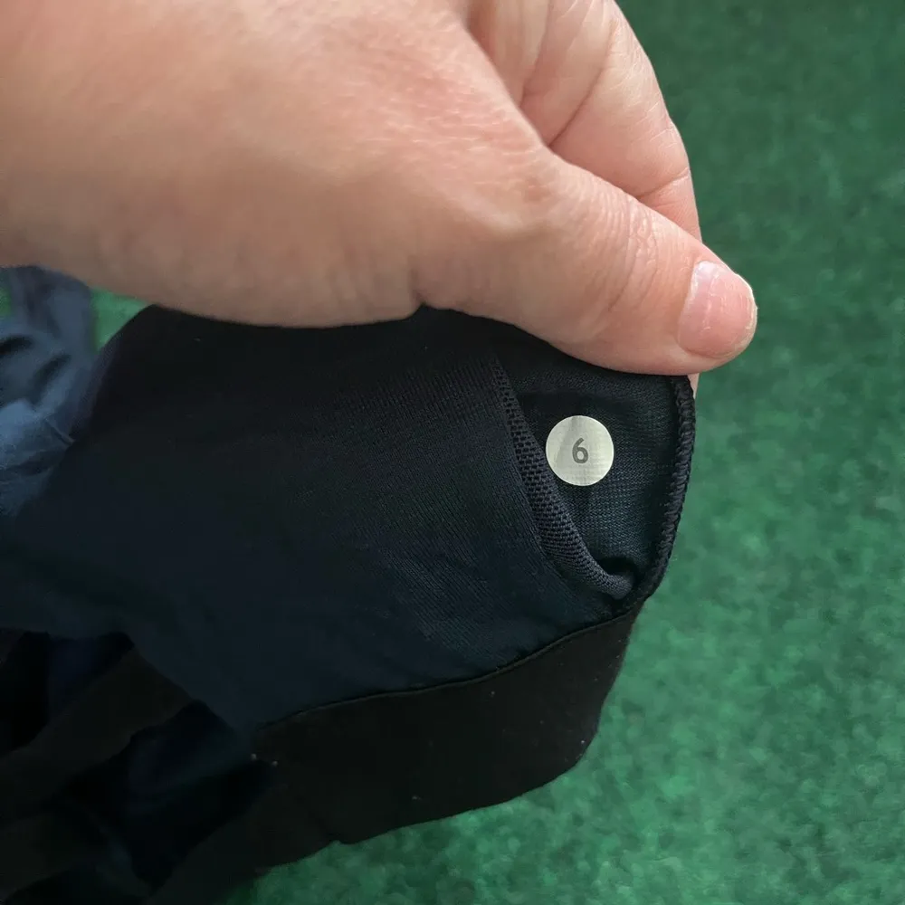 Lululemon Tank Top Womens Navy Blue Size 6 W 13’ L 25’ approx gym athletic - Image 4