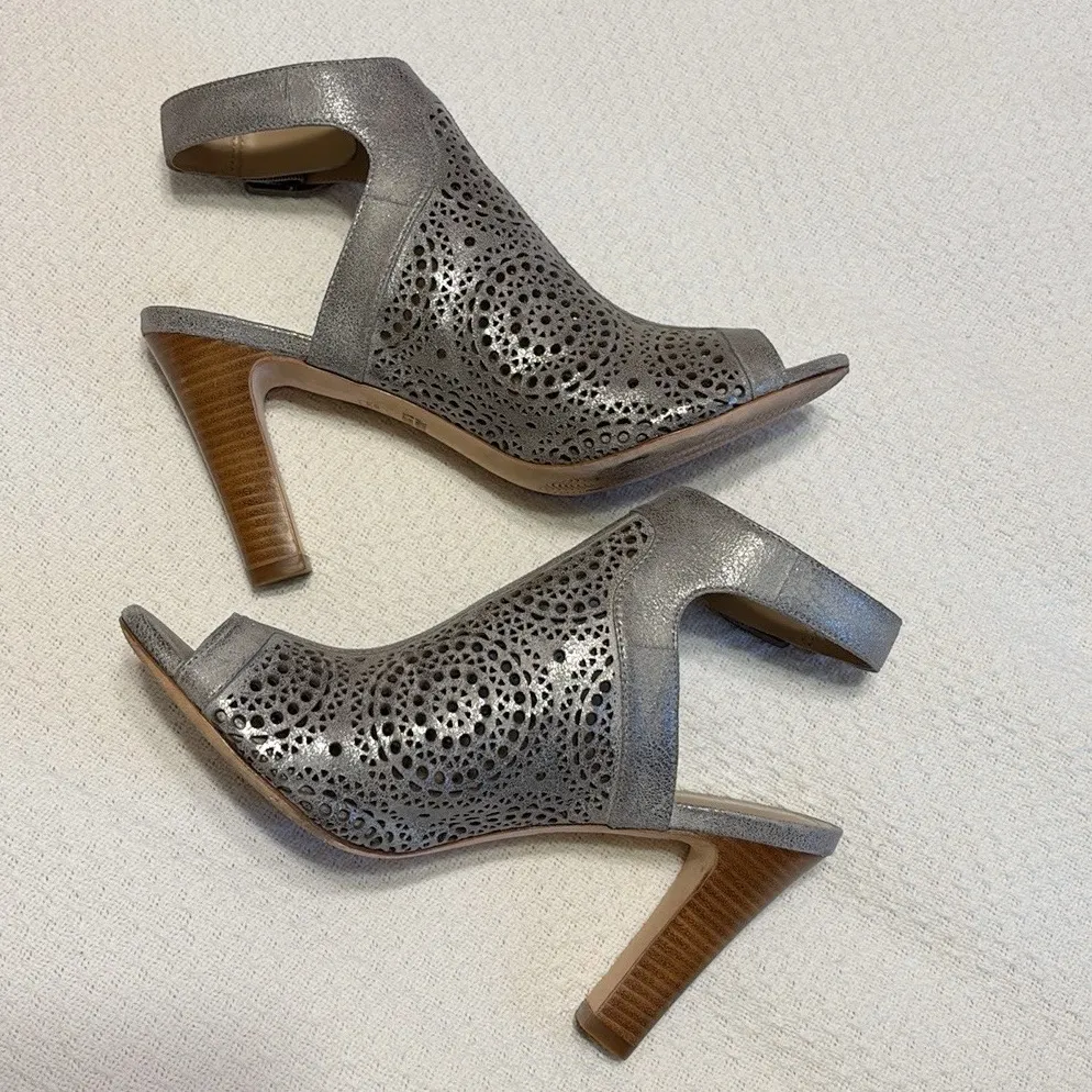 Johnston & Murphy Cassie Perforated Leather Silver Metallic Sandals size 10 - Image 4