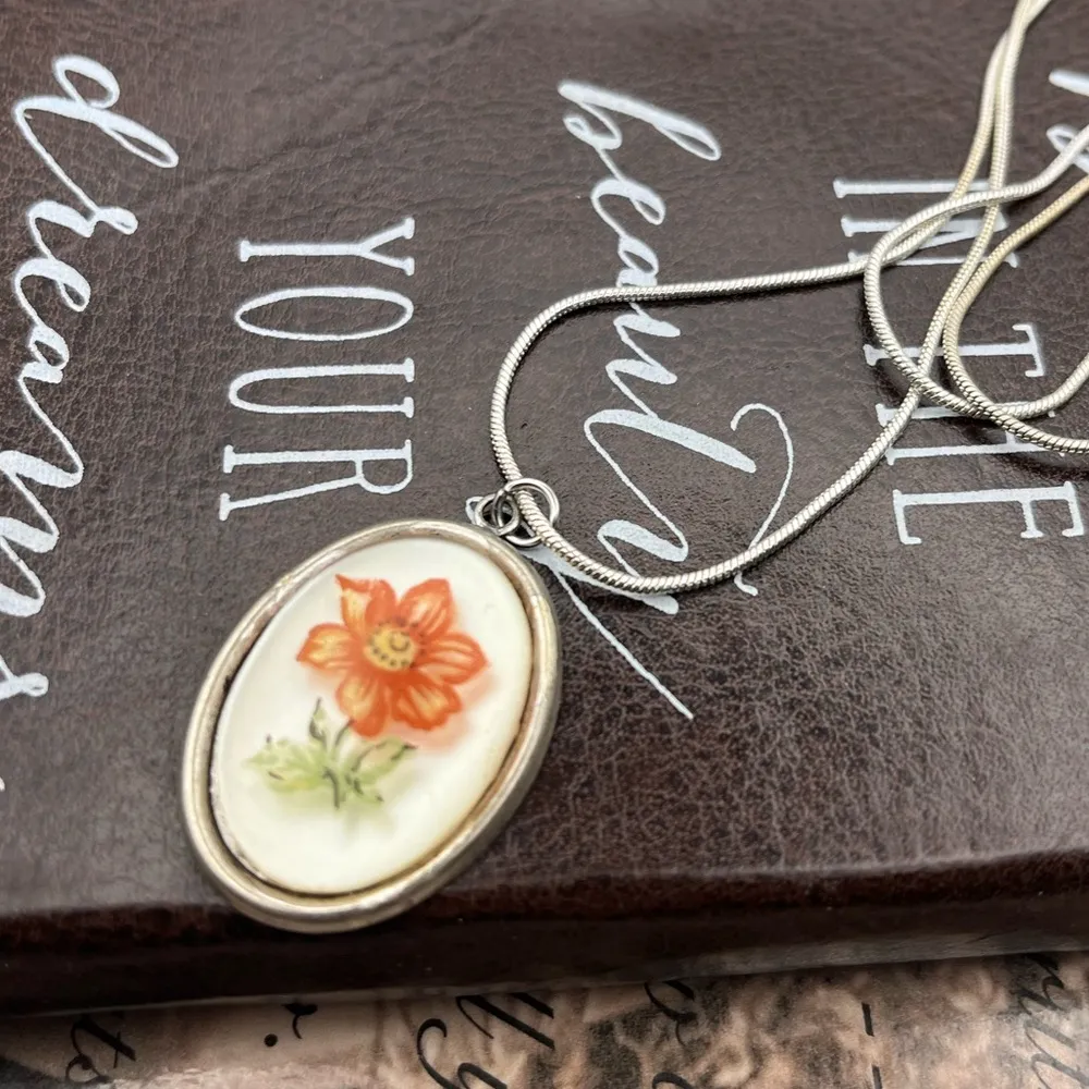 Vintage 1970s Red Daisy Glass Cabochon Stainless Steel Pendant Necklace 20” - Image 6