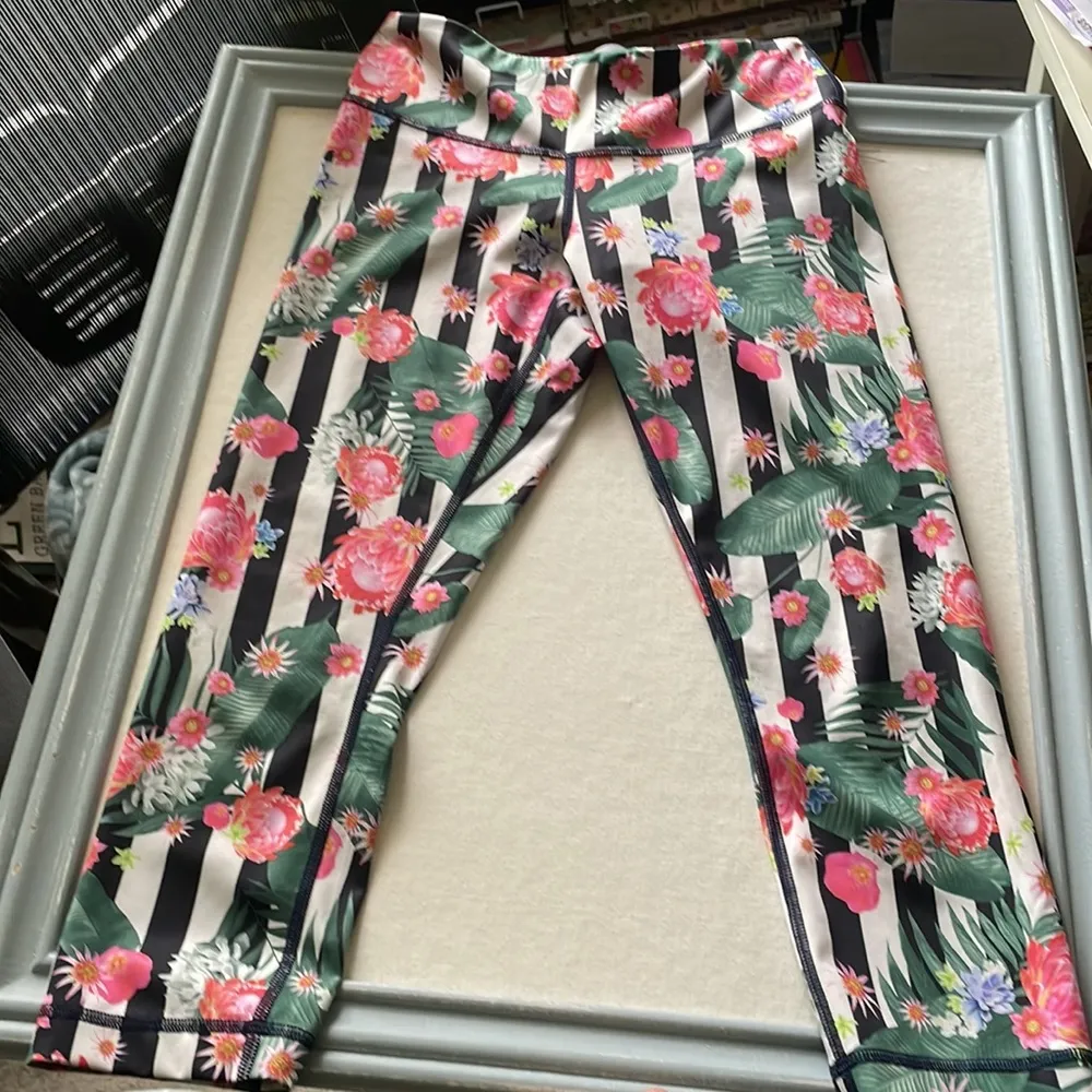 Lululemon Wunder Under Crop in Palm Play Multi Size 4 Floral Stripe Black White - Image 5