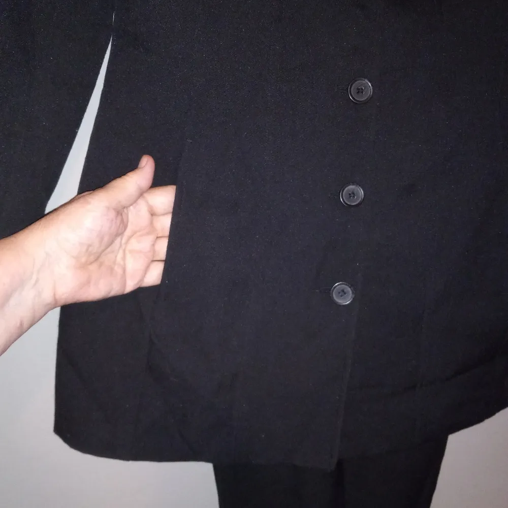 Boutique Europa 10 Vintage Doubleknit Fitted Pant Suit in Black - Image 11