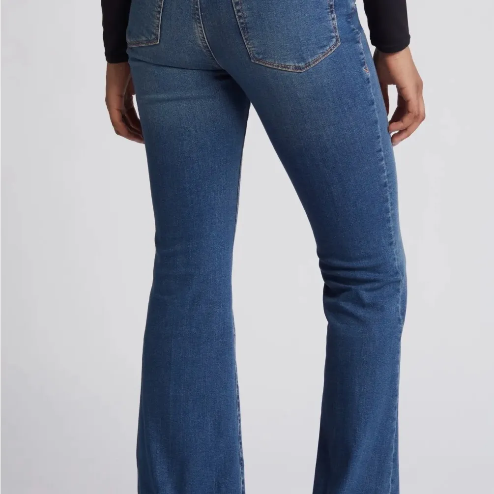 Good American Good Legs
Flare Jeans Elegant Indigo Flare Jeans for Women - Image 2