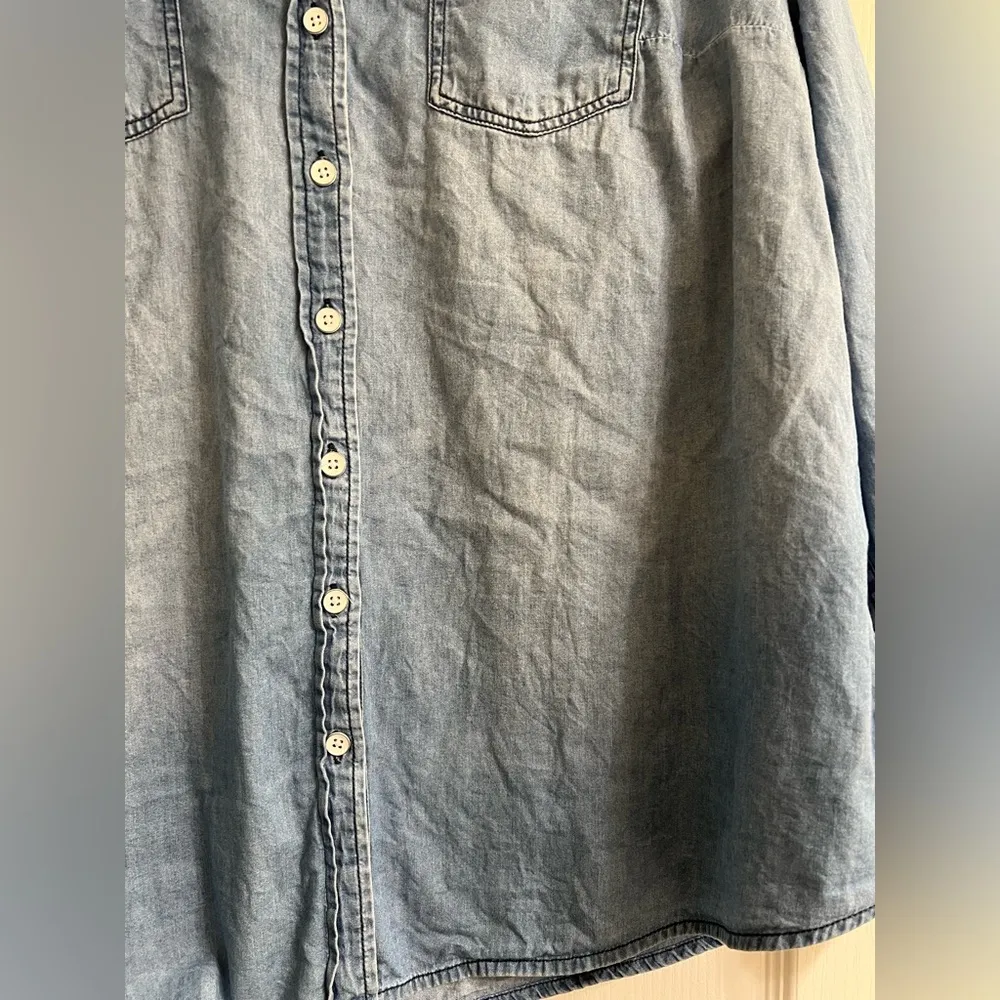 Torrid Medium Wash Denim Fox Button Front Classic Fit Taylor Shirt - size 1 - Image 2