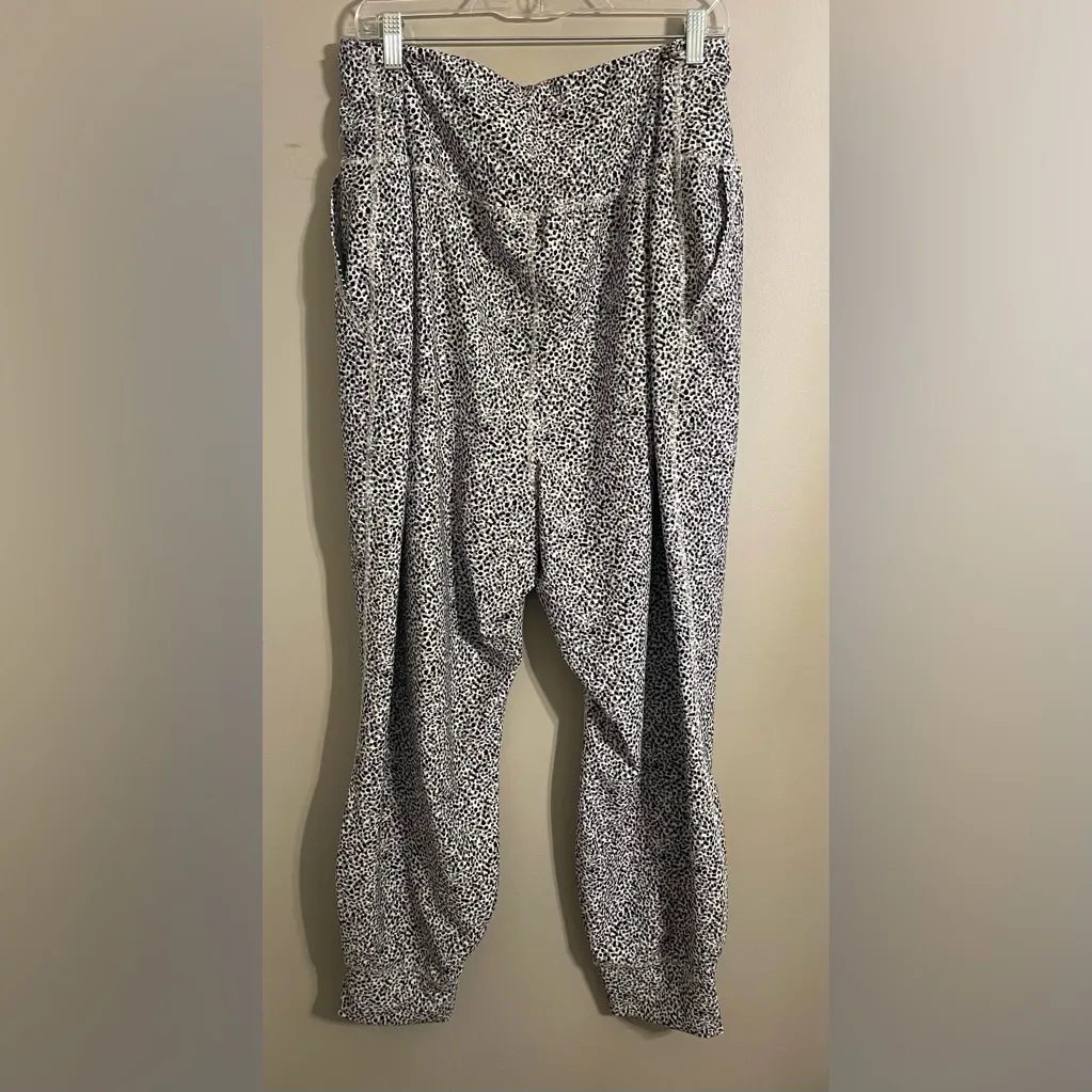 Old Navy Black and White Patterned Joggers NWOT - Image 6