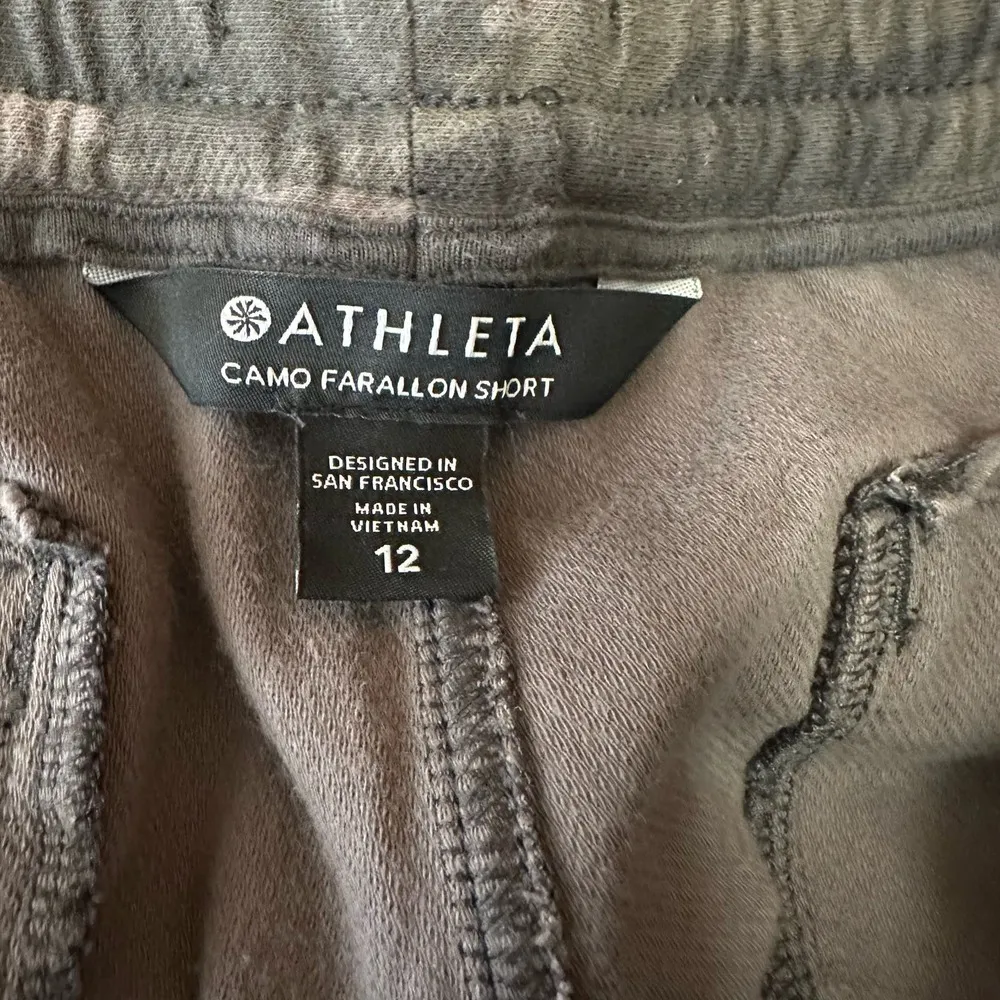 Athleta Womens size 12 Camo Farallon Shorts Green Pockets Stretch Hiking 566687 - Image 5